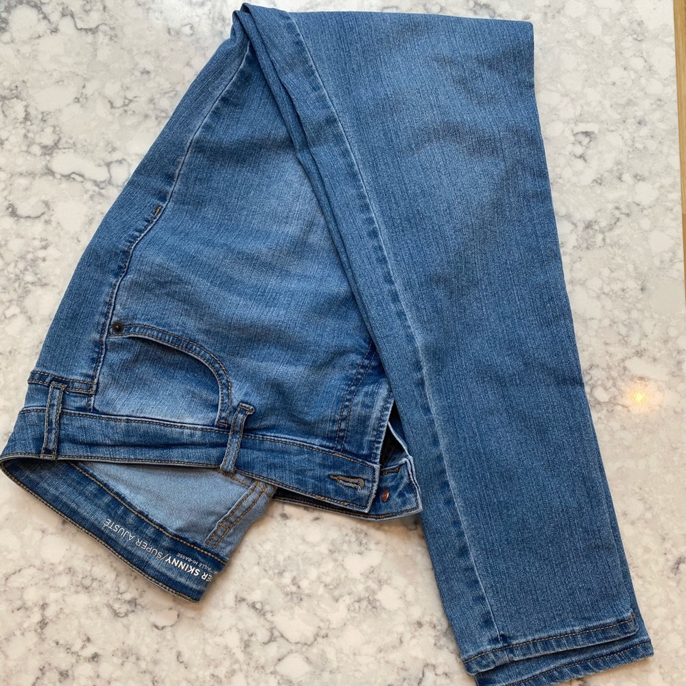 Old navy light wash super skinny jeans